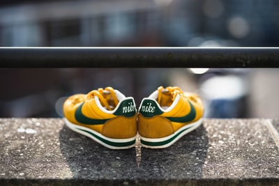 黄黑白 Nike Cortez 鞋的选择性聚焦摄影
